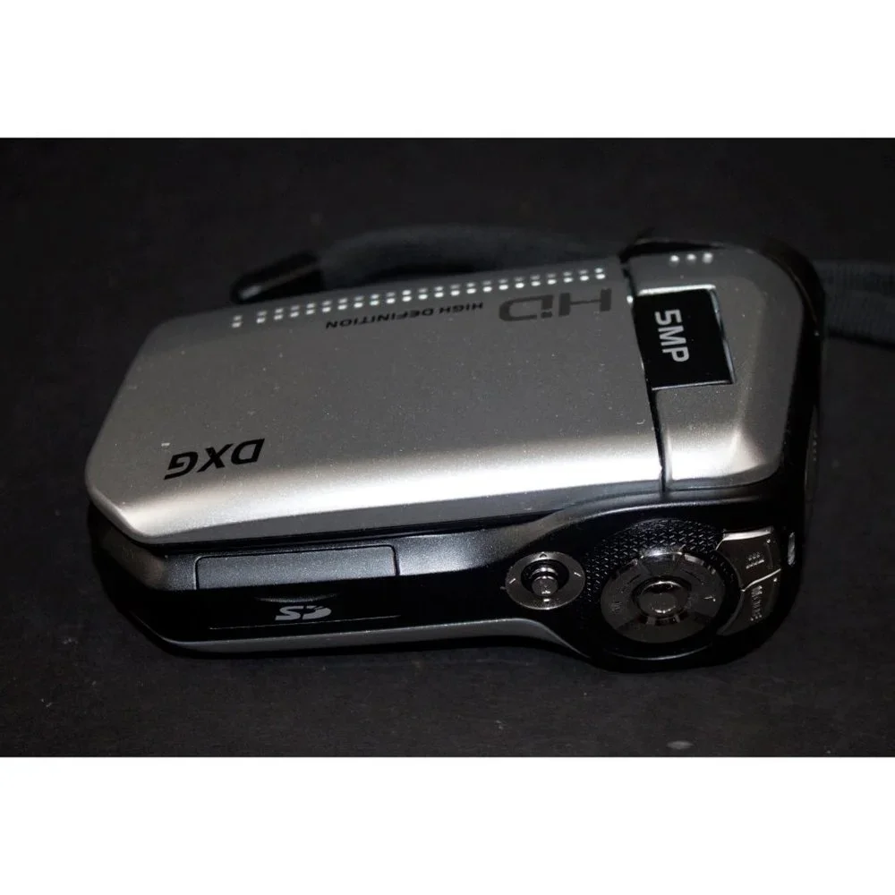 DXG QuickShots DXG-5B6V‎ 32 MB Camcorder - Silver